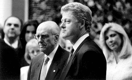 Prime Minister of Greece, Andreas Papandreou on official visit with United States President William J. Clinton, Washington, April 1994. Courtesy White House Photo Office, Public Domain.